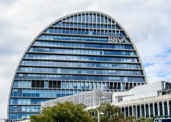 Archivo - Fachada del edificio ‘La Vela’, en la ciudad del BBVA, a 30 de abril de 2024, en Madrid (España).Ricardo Rubio - Europa Press - Archivo