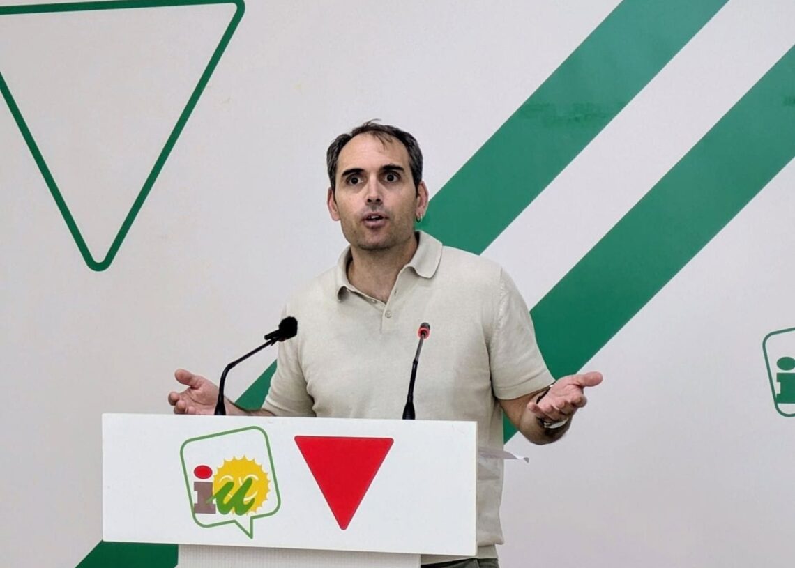 Archivo - El coordinador regional de IU-A, Toni Valero, en rueda de prensa en Málaga. (Foto de archivo).IU-A - Archivo