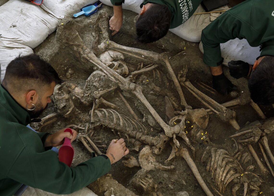 Archivo - Exhumaciones de víctimas del franquismo en el barranco de Víznar. Archivo.ÁLEX CÁMARA - Archivo