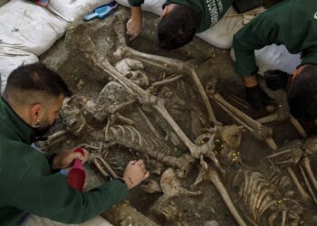 Archivo - Exhumaciones de víctimas del franquismo en el barranco de Víznar. Archivo.ÁLEX CÁMARA - Archivo