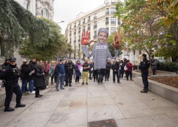 Varias personas durante una concentración frente al Congreso de los Diputados, a 17 de noviembre de 2025, en Madrid (España). VEduardo Parra - Europa Press