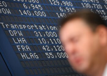 Archivo - 22 June 2020, Hessen, Frankfurt/Main: A stock market expert stands on the floor of the Frankfurt Stock Exchange. Photo: Arne Dedert/dpaArne Dedert/dpa - Archivo