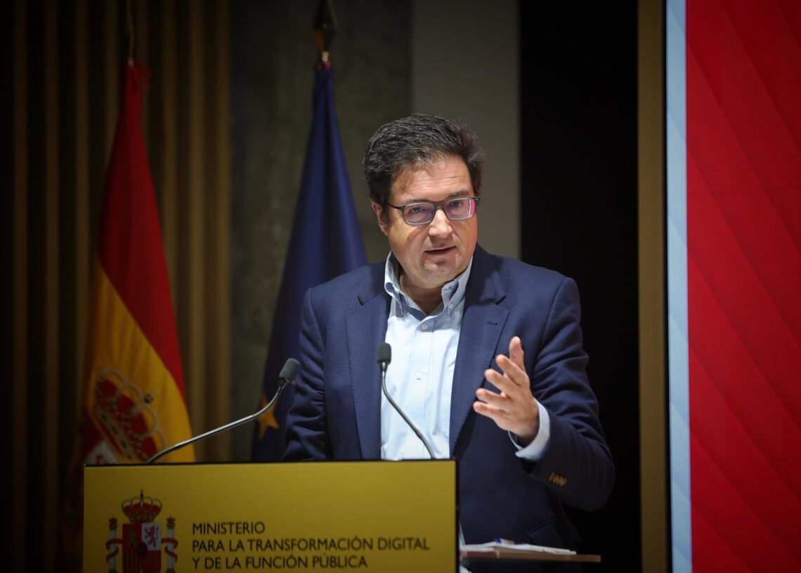 Archivo - El ministro para la Transformación Digital y de la Función Pública, Óscar López, durante la presentación del informe de balance del programa 'Kit Digital', a 17 de noviembre en la sede del Ministerio para la Transformación Digital, en Madrid (EsMINISTERIO PARA LA TRANSFORMACIÓN DIGITAL