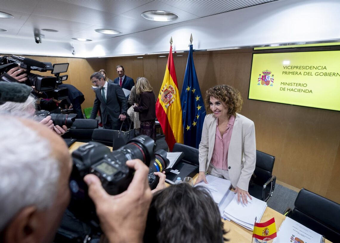 La vicepresidenta primera y ministra de Hacienda, María Jesús Montero, durante la reunión del Consejo de Política Fiscal y Financiera (CPFF), en el Ministerio de Hacienda, a 17 de noviembre de 2025, en Madrid (España). Durante la reunión se prevé que el MAlberto Ortega - Europa Press