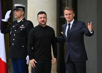 Archivo - Emmanuel Macron y Volodimir Zelenski.Europa Press/Contacto/Julien Mattia - Archivo