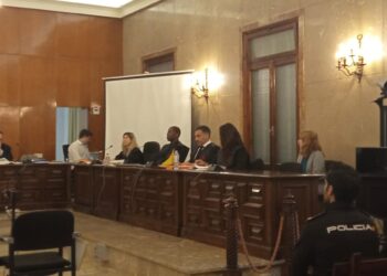 La acusada (d), al inicio del juicio.EUROPA PRESS