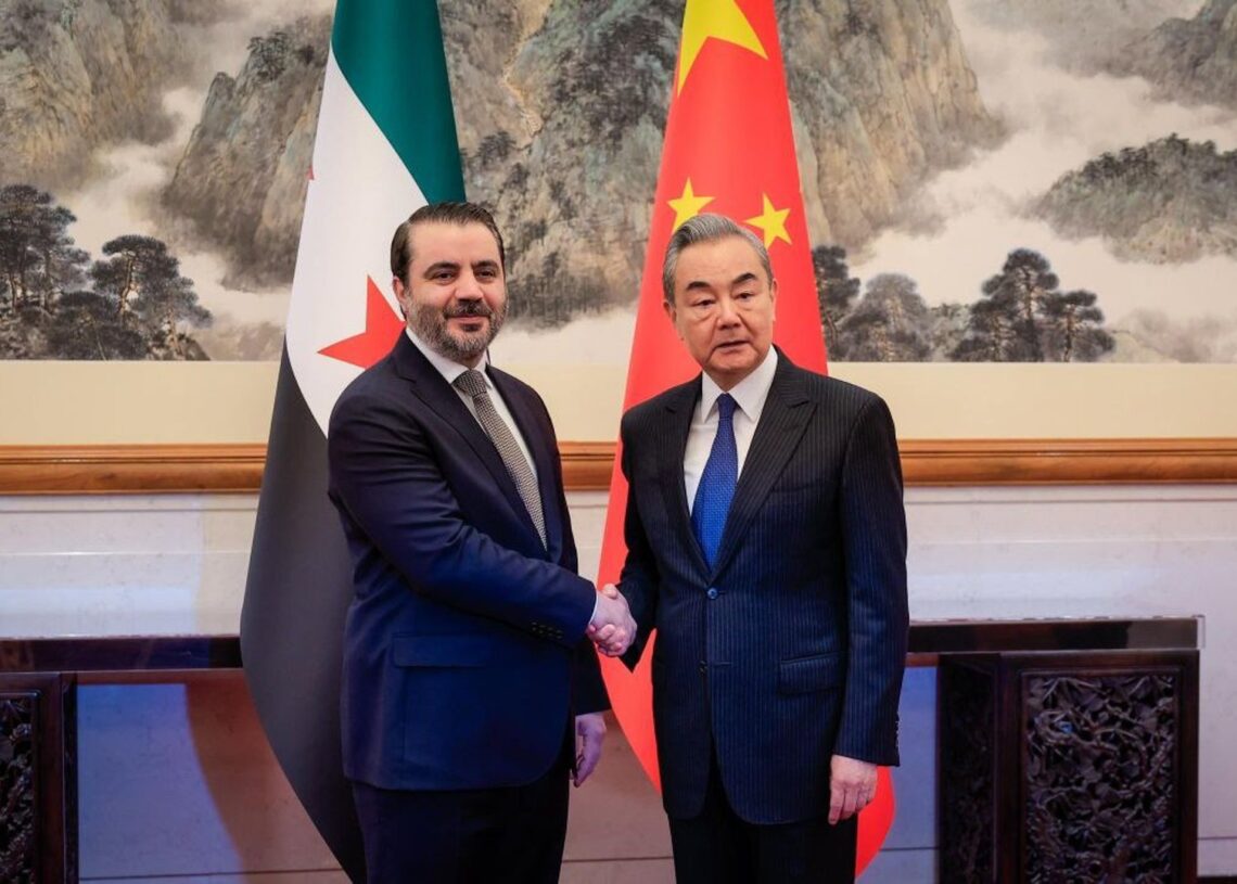 El ministro de Exteriores de China, Wang Yi, junto a su homólogo sirio, Asad al ShaibaniMINISTERIO DE EXTERIORES DE SIRIA