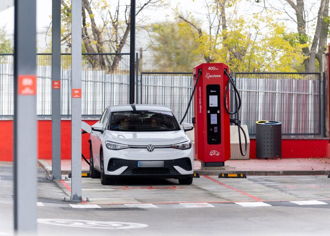 Electrolinera pública más grande de Madrid, en Vicálvaro, a 14 de noviembre de 2025, en Madrid (España). Eduardo Parra - Europa Press