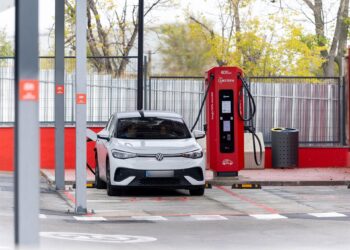 Electrolinera pública más grande de Madrid, en Vicálvaro, a 14 de noviembre de 2025, en Madrid (España). Eduardo Parra - Europa Press