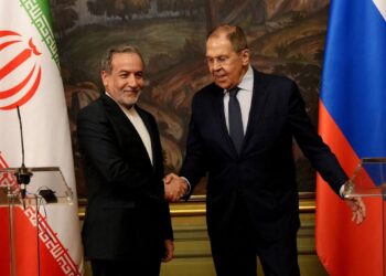 Archivo - Los ministros de Exteriores de Irán, Abbas Araqchi (i), y Rusia, Sergei Lavrov (d), durante una rueda de prensa en la capital rusa, Moscú, en abril de 2025 (archivo)Europa Press/Contacto/Iranian Foreign Ministry