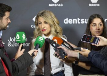 La vicepresidenta segunda y ministra de Trabajo y Economía Social, Yolanda Díaz, atiende a los medios durante el foro Metafuturo 2025, en el Ateneo de Madrid, a 17 de noviembre de 2025,Jesús Hellín - Europa Press
