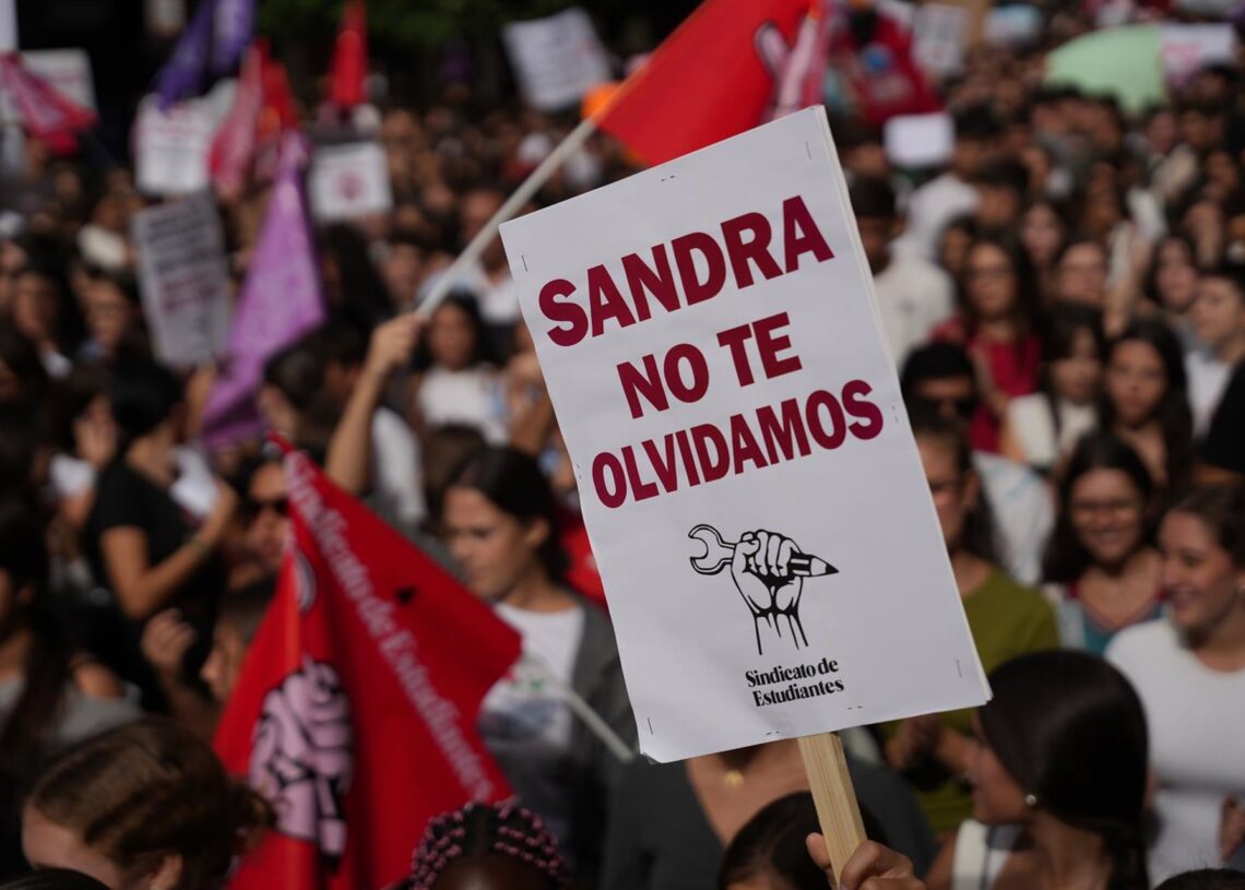 Pancartas contra el bullying en la huelga general estudiantil en solidaridad con Sandra Peña y su familia y contra el bullying y los discursos de odio. A 28 de octubre de 2025, en Sevilla, (Andalucía, España).María José López - Europa Press