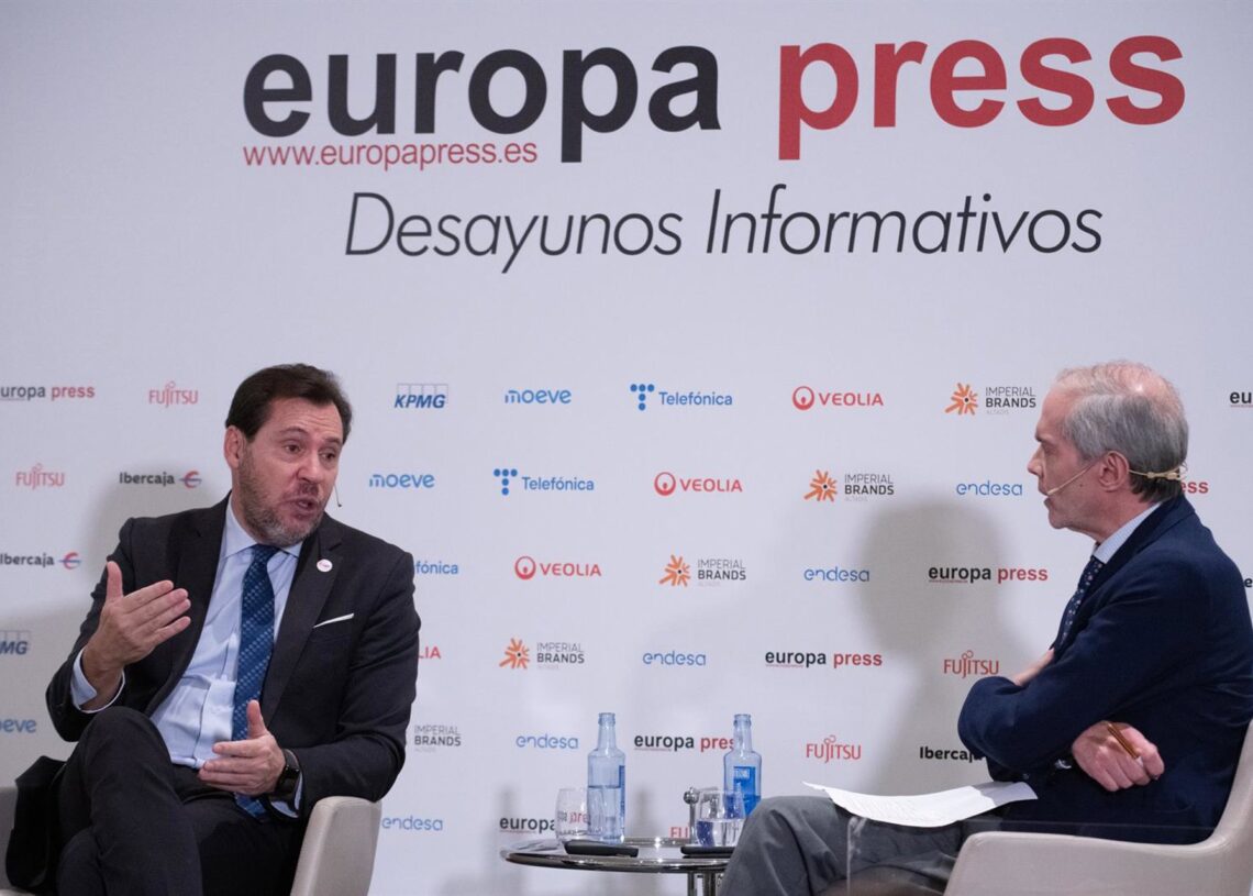 El ministro de Transportes y Movilidad Sostenible, Óscar Puente, y el director de Europa Press, Javier García Vila, durante un desayuno informativo de Europa Press, en el Hyatt Regency Hesperia Madrid, a 17 de noviembre de 2025, en Madrid (España).Fernando Sánchez - Europa Press
