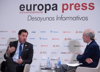 El ministro de Transportes y Movilidad Sostenible, Óscar Puente, y el director de Europa Press, Javier García Vila, durante un desayuno informativo de Europa Press, en el Hyatt Regency Hesperia Madrid, a 17 de noviembre de 2025, en Madrid (España).Fernando Sánchez - Europa Press