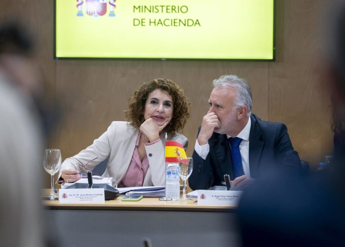 La vicepresidenta primera y ministra de Hacienda, María Jesús Montero, y el ministro de Política Territorial y Memoria Democrática, Ángel Víctor Torres, durante la reunión del Consejo de Política Fiscal y Financiera (CPFF), en el Ministerio de Hacienda.Alberto Ortega - Europa Press