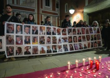 Archivo - Varias personas sostienen un cartel con imágenes de algunos fallecidos, durante una conmemoración por las víctimas de la dana en Valencia, en la Plaza de la Iglesia de Picanya, a 15 de febrero de 2025Eduardo Manzana - Europa Press - Archivo