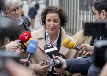 La consejera de Economía y Hacienda de Cataluña, Alicia Romero, atiende a los medios a su llegada a la reunión del Consejo de Política Fiscal y Financiera (CPFF), en el Ministerio de Hacienda, a 17 de noviembre de 2025, en Madrid (España).Alberto Ortega - Europa Press