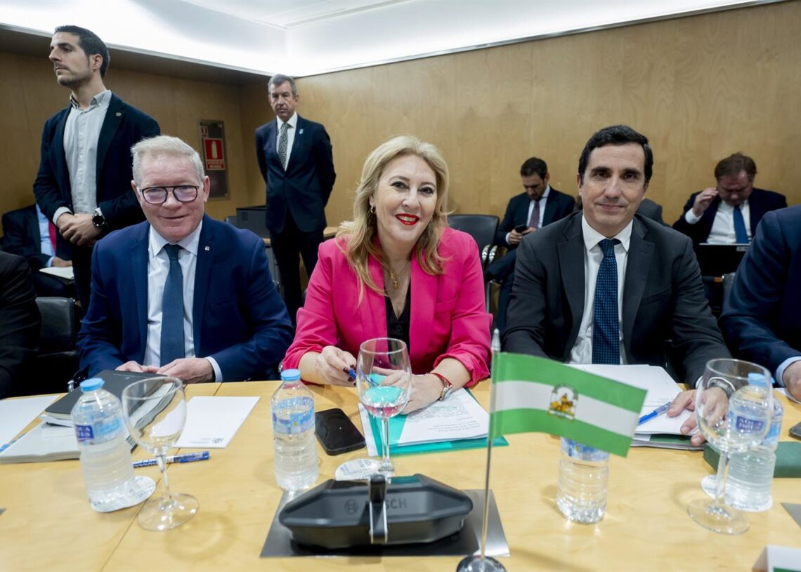 La consejera de Economía, Hacienda, Fondos Europeos y Diálogo Social, y portavoz del Gobierno de la Junta de Andalucía, Carolina España (i), participa en la reunión del pleno del Consejo de Política Fiscal y Financiera (CPFF). A 17 de noviembre de 2025, eAlberto Ortega - Europa Press