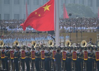 Archivo - Una bandera de China en un desfile militarJohannes Neudecker/dpa - Archivo
