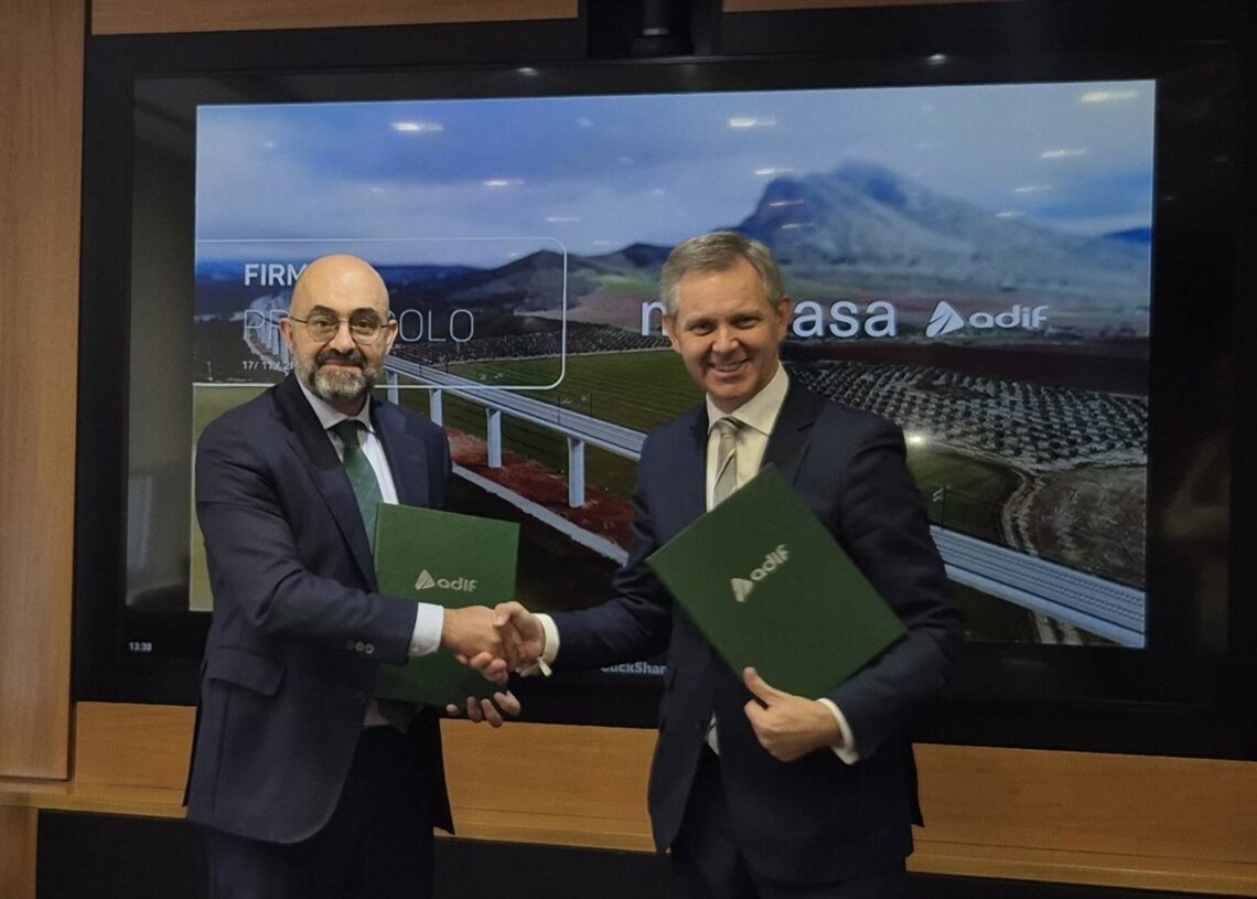 Momento de la firma del acuerdo entre Adif y MercasaADIF