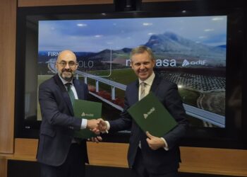 Momento de la firma del acuerdo entre Adif y MercasaADIF