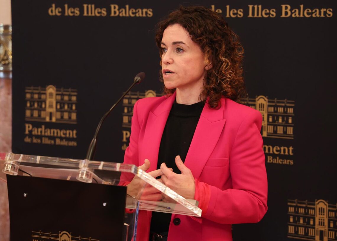 Archivo - La consellera de Hacienda y Relaciones Exteriores, Rosario Sánchez, interviene tras la aprobación de los Presupuestos para 2023, durante una sesión plenaria en el Parlament, a 22 de diciembre de 2022, en Palma de Mallorca, Mallorca, Islas BalearIsaac Buj - Europa Press - Archivo