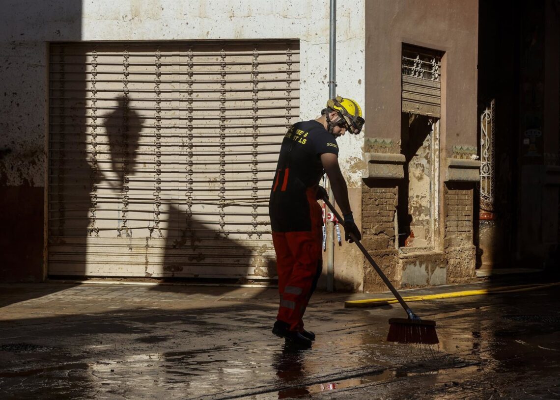 Archivo - Un bombero realiza labores de limpieza en una calle cubierta de barro, a 28 de noviembre de 2024, en Paiporta, ValenciaRober Solsona - Europa Press - Archivo