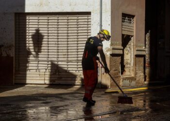 Archivo - Un bombero realiza labores de limpieza en una calle cubierta de barro, a 28 de noviembre de 2024, en Paiporta, ValenciaRober Solsona - Europa Press - Archivo