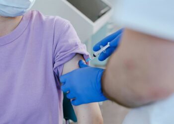 Archivo - Imagen de recuros de un menor vacunándose contra el virus del papiloma humano (VPH).JUNTA DE ANDALUCIA - Archivo