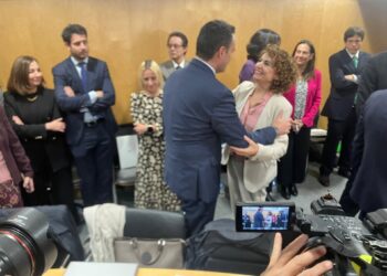 El consejero de Hacienda, Guillermo Peláez, saluda a la ministra de Hacienda, María Jesús Montero.PRINCIPADO