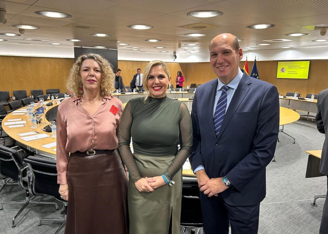 La consejera de Hacienda de la Junta de Extremadura, Elena Manzano, junto a otros integrantes del equipo extremeño en la reunión del Consejo de Política Fiscal y FinancieraJUNTA DE EXTREMADURA