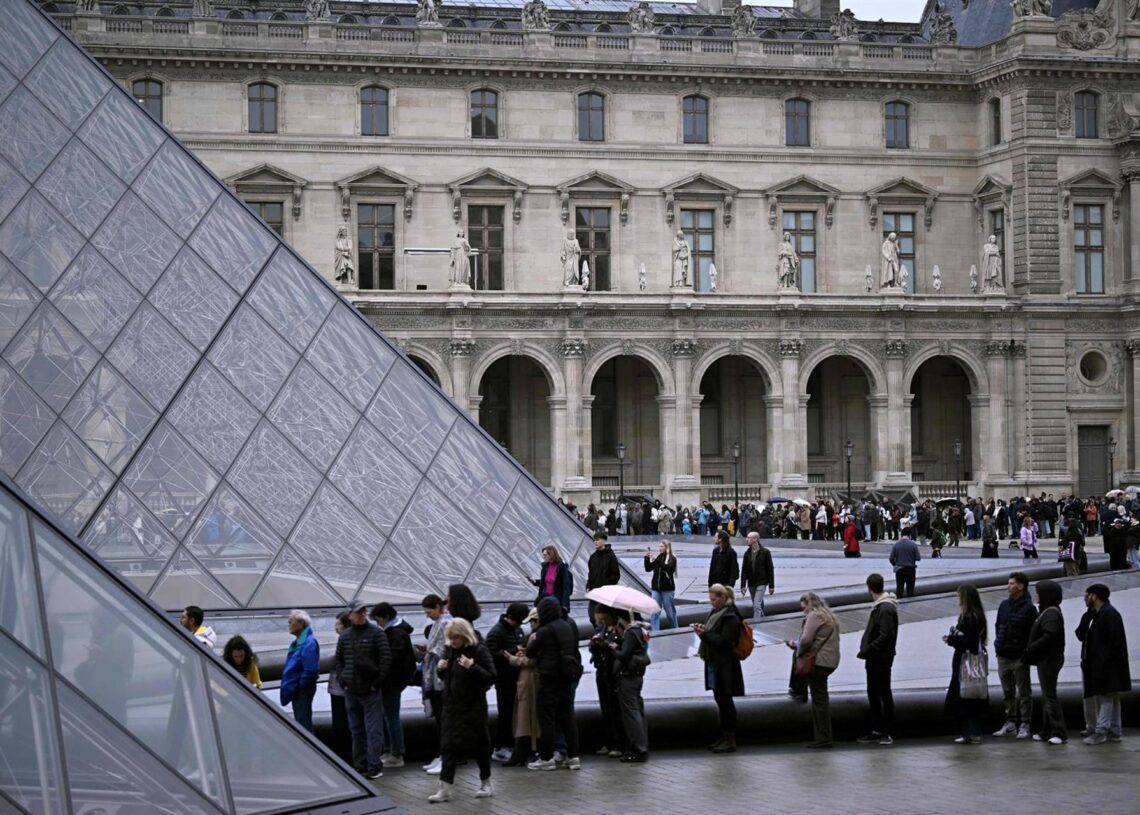 Personas haciendo cola frente a la entrada principal al museo del Louvre de París (archivo)Julien De Rosa/AFP/dpa