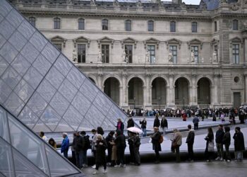 Personas haciendo cola frente a la entrada principal al museo del Louvre de París (archivo)Julien De Rosa/AFP/dpa