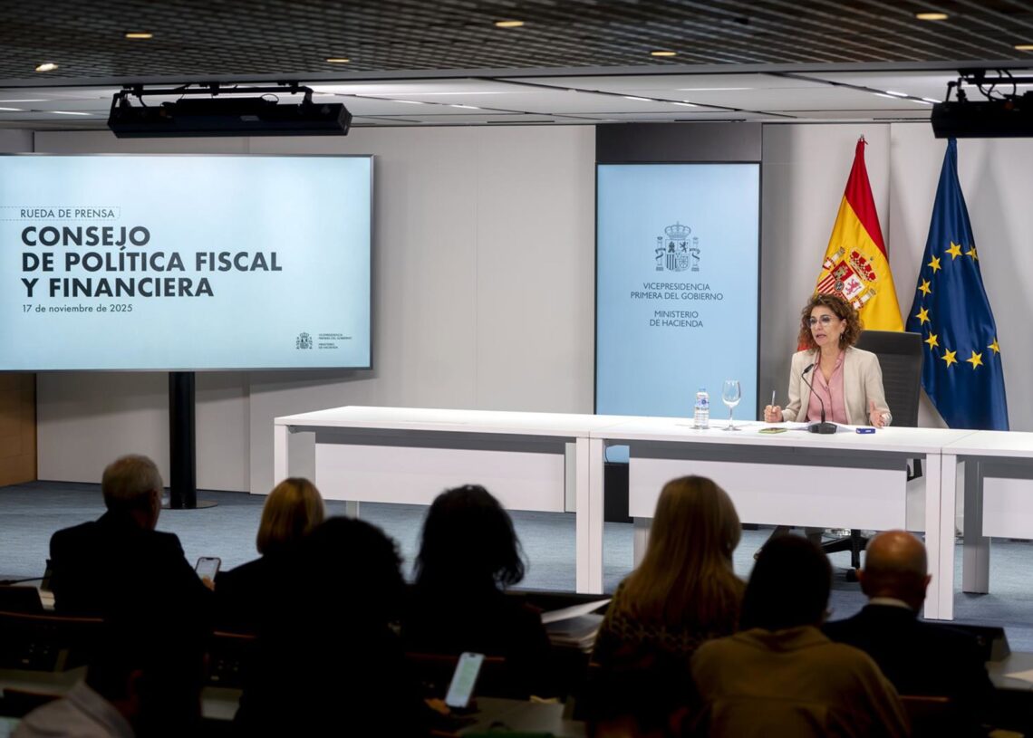La vicepresidenta primera y ministra de Hacienda, María Jesús Montero, durante una rueda de prensa tras la reunión del Consejo de Política Fiscal y Financiera (CPFF), en el Ministerio de Hacienda, a 17 de noviembre de 2025, en Madrid (España). Durante la Alberto Ortega - Europa Press