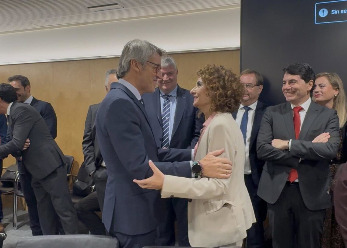 El consejero de Economía, Hacienda, Fondos Europeos uy Transformación Digital, Luis Alberto Marín, saluda a la ministra de Hacienda, María Jesús MonteroCARM