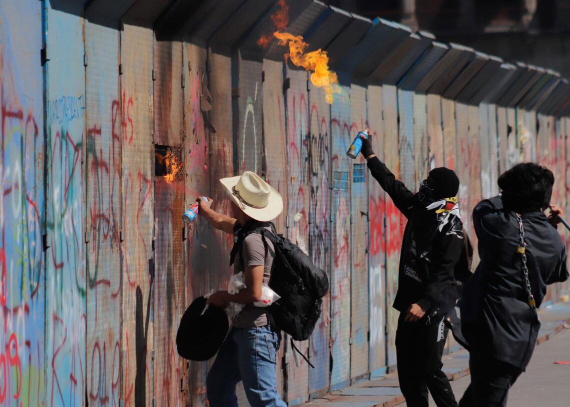 Manifestantes en la plaza del Zócalo de MéxicoEuropa Press/Contacto/Carlos Santiago