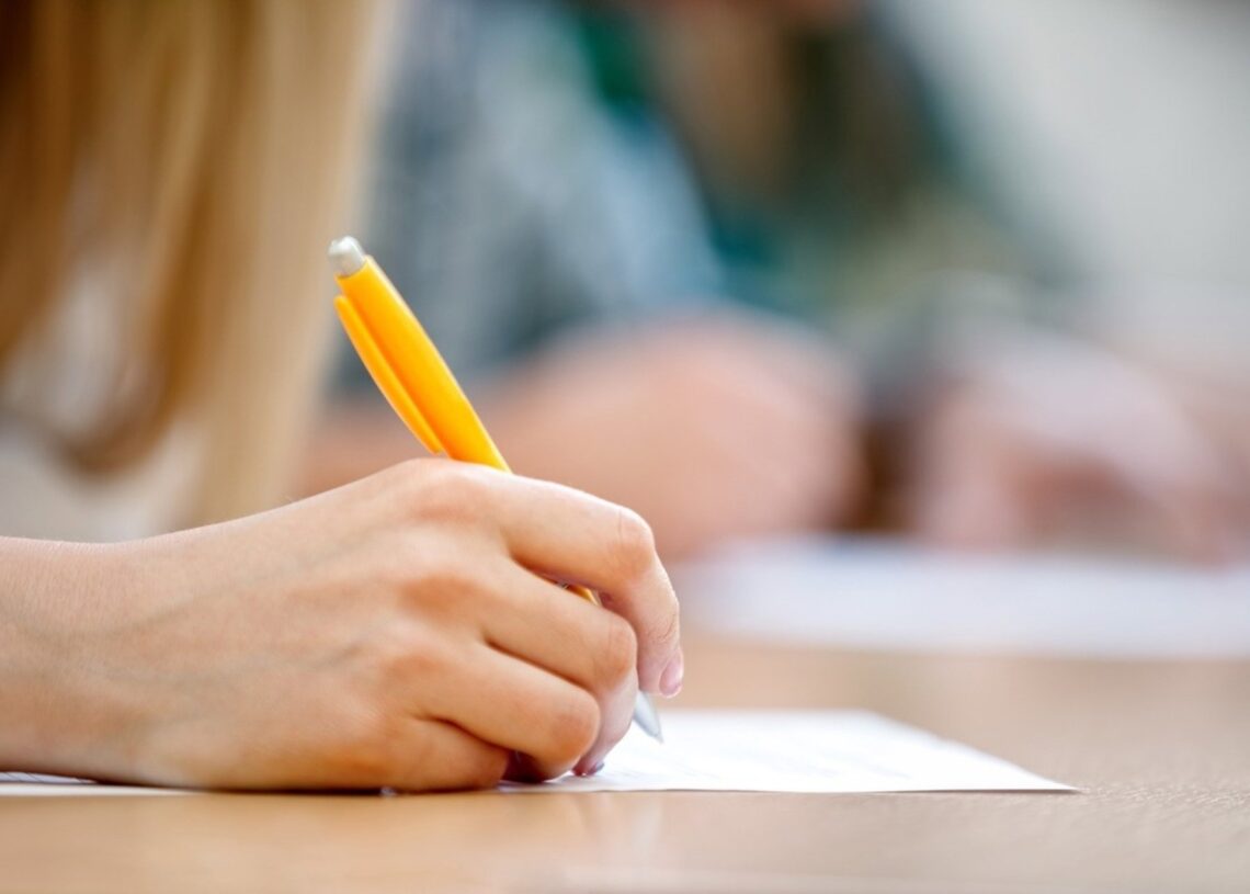 Archivo - Una persona escribe en un papel.CAIB - Archivo