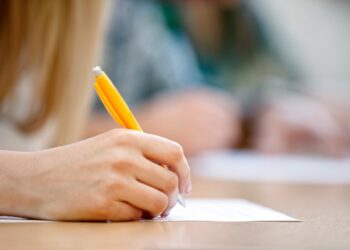 Archivo - Una persona escribe en un papel.CAIB - Archivo