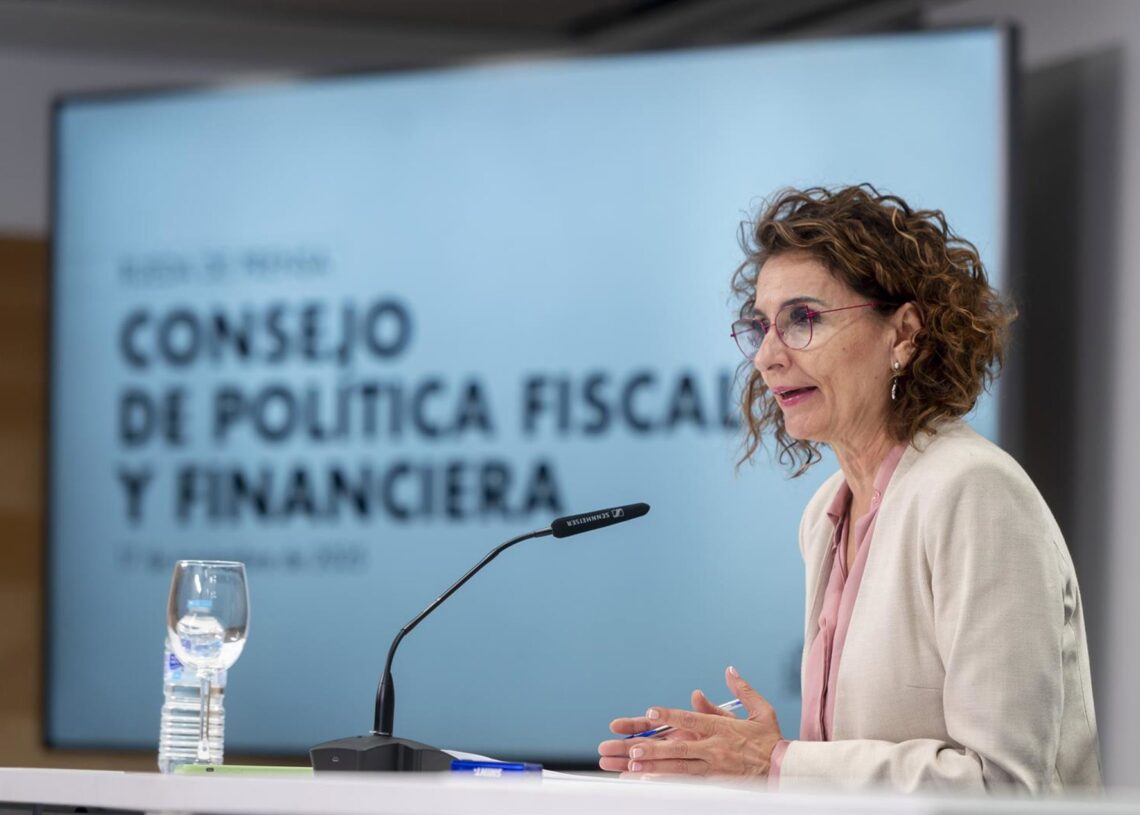 La vicepresidenta primera y ministra de Hacienda, María Jesús Montero, durante una rueda de prensa tras la reunión del Consejo de Política Fiscal y Financiera (CPFF), en el Ministerio de Hacienda, a 17 de noviembre de 2025, en Madrid (España). Durante la Alberto Ortega - Europa Press