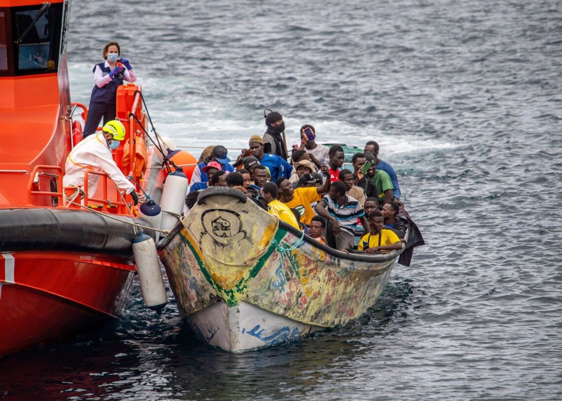 Salvamento marítimo encuentra un cayuco con 73 personas, antes de llegar al muelle de La Restinga, a 24 de octubre de 2025Antonio Sempere - Europa Press