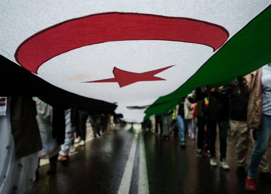 Una bandera saharaui durante una manifestaciónMatias Chiofalo - Europa Press
