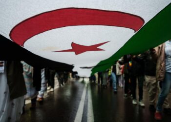 Una bandera saharaui durante una manifestaciónMatias Chiofalo - Europa Press