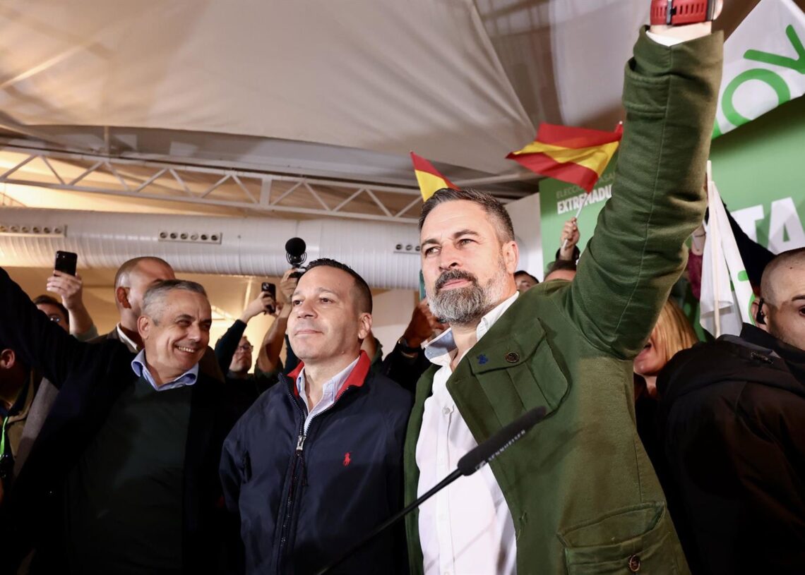 El número 1 en la provincia de Badajoz y senador de VOX, Ángel Pelayo Gordillo; el candidato de VOX en Extremadura, Óscar Fernández; y el presidente de VOX, Santiago Abascal; durante un acto en Mérida.Jorge Armestar - Europa Press