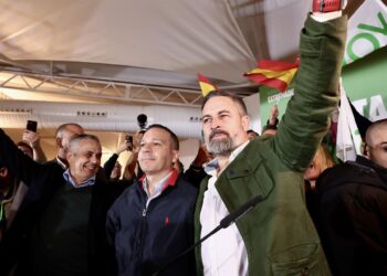 El número 1 en la provincia de Badajoz y senador de VOX, Ángel Pelayo Gordillo; el candidato de VOX en Extremadura, Óscar Fernández; y el presidente de VOX, Santiago Abascal; durante un acto en Mérida.Jorge Armestar - Europa Press