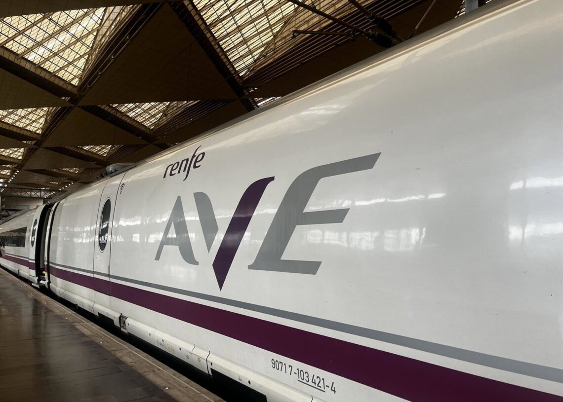 Archivo - Un tren AVE parado en la estación de Delicias de Zaragoza.EUROPA PRESS - Archivo