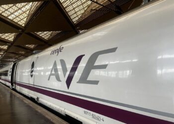 Archivo - Un tren AVE parado en la estación de Delicias de Zaragoza.EUROPA PRESS - Archivo