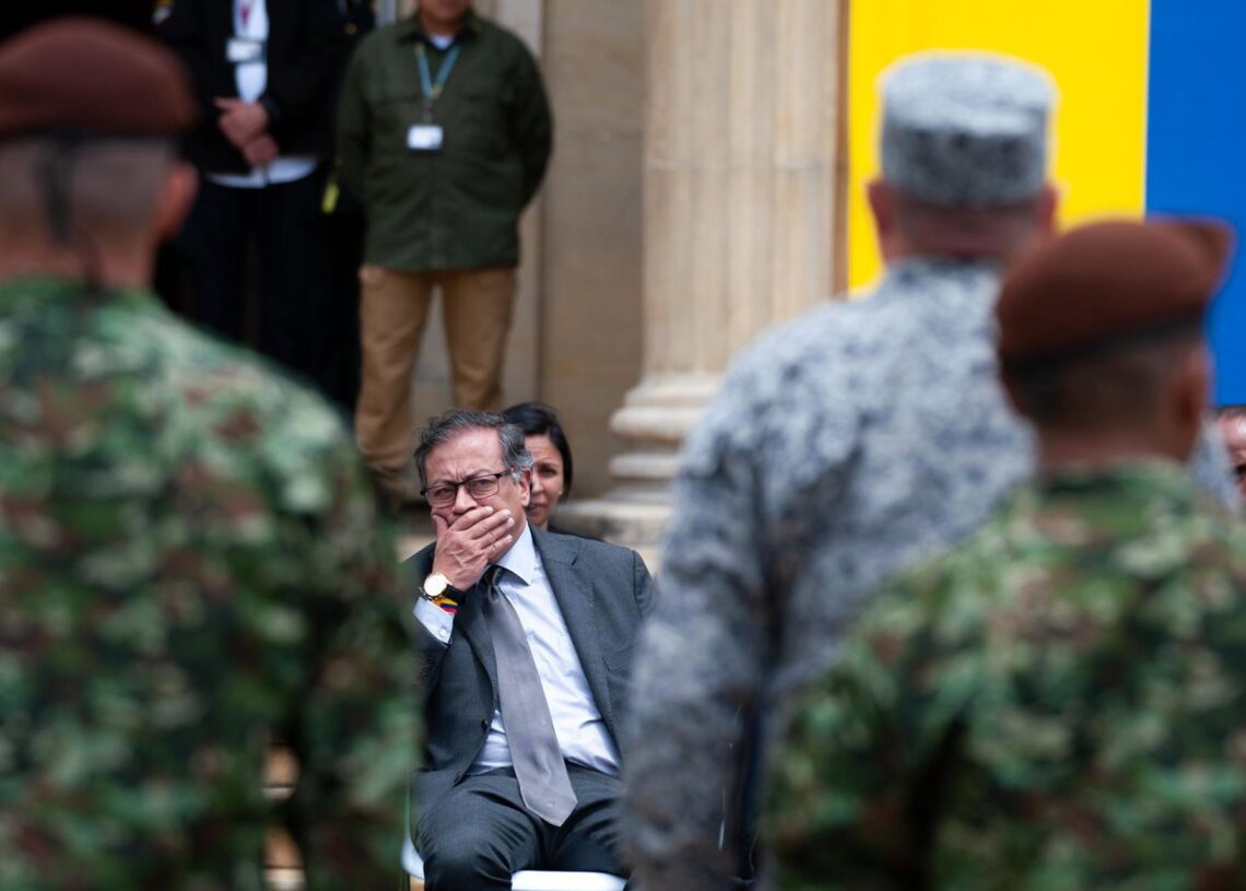 Archivo - El presidente de Colombia, Gustavo Petro, frente a un grupo de militaresEuropa Press/Contacto/Chepa Beltran - Archivo