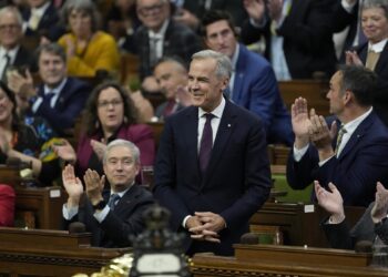 El primer ministro de Canadá, Mark Carney, erguido ante los aplausos que han seguido a la aprobación del presupuesto federal en la Cámara de los Comunes del Parlamento de Canadá, en OttawaEuropa Press/Contacto/Adrian Wyld