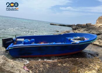 Archivo - Una patera en Mallorca. POLICÍA - Archivo