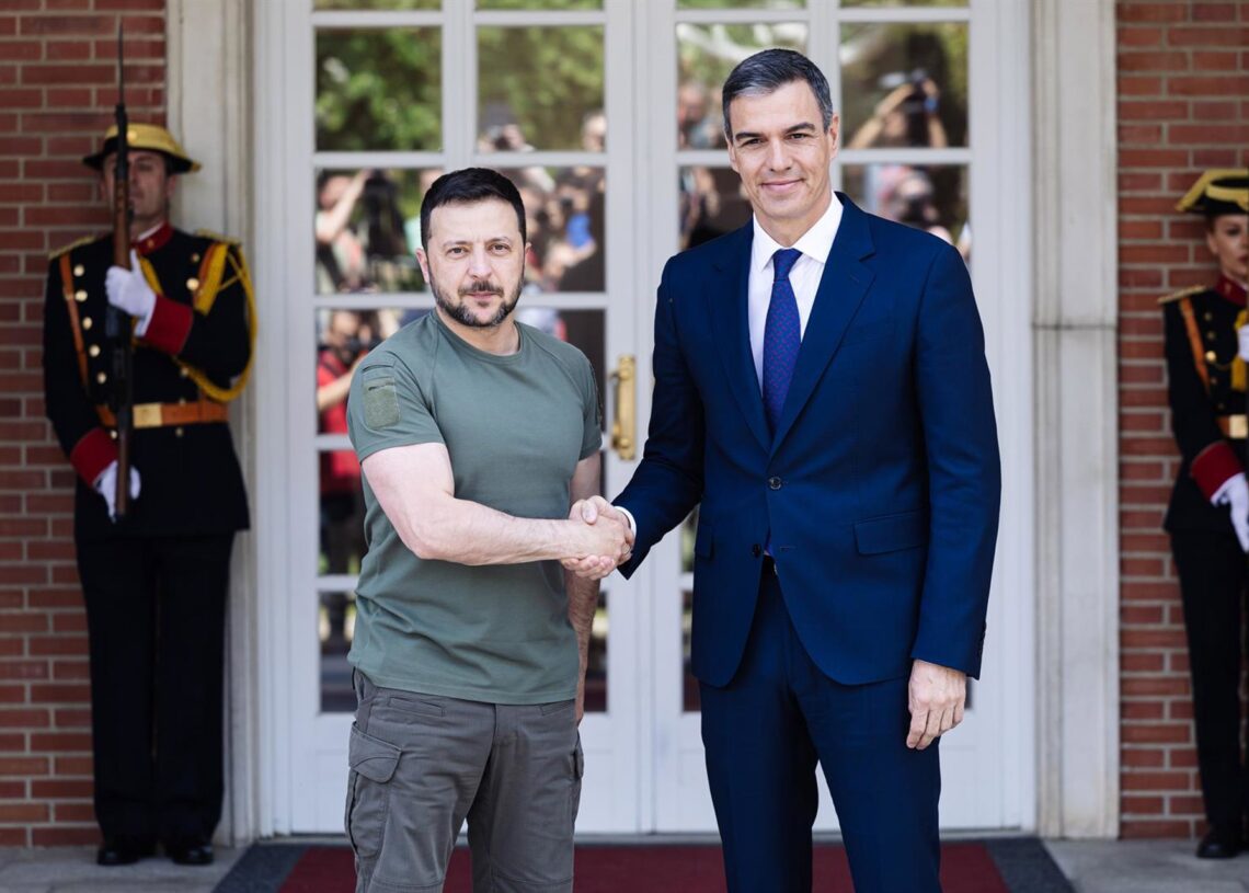 Archivo - El presidente de Ucrania, Volodimir Zelenski (i) y el presidente del Gobierno, Pedro Sánchez (d), a su llegada a un encuentro en el Palacio de La Moncloa, a 27 de mayo de 2024, en Madrid (España). Durante su reunión, Sánchez y Zelenski firman unCarlos Luján - Europa Press - Archivo